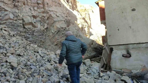 Uzundere'de göçük sonrası AFAD tarafından inceleme başlatıldı