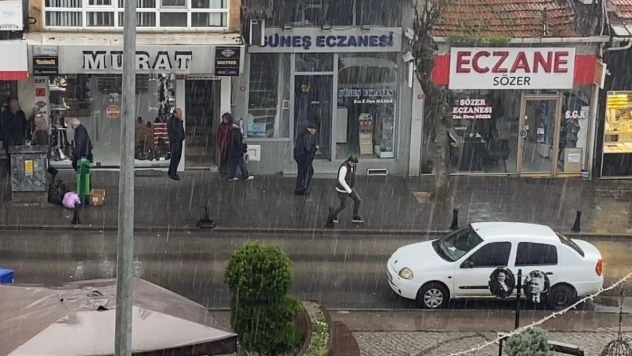 Uzunköprü'de sağanak yağış etkili oluyor