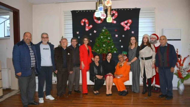 Vali Akbıyık'ın eşi huzurevi sakinlerinin yeni yıl etkinliğine katıldı