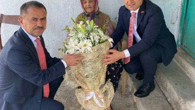 Vali Aktaş'tan Cumhuriyetle yaşıt Hanife teyzeye ziyaret