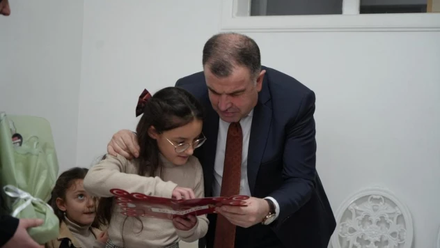 Vali amcasından evde öğrenim gören minik Nursima'ya karne sürprizi