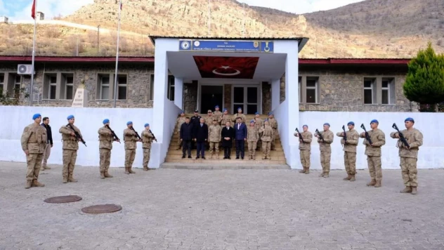 Vali Atay, askeri üslerde Mehmetçik ile bir araya geldi