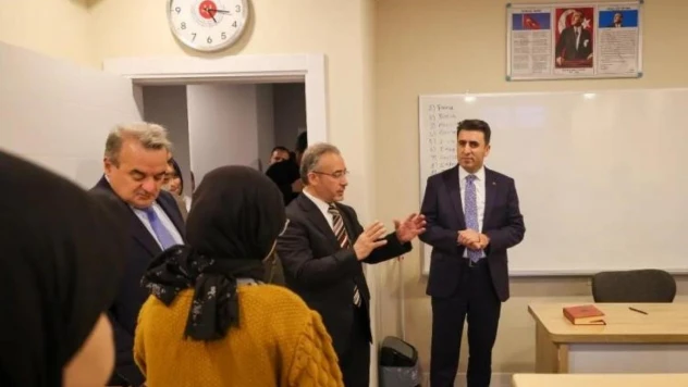 Vali Aygöl, Hafızlık Kur'an Kursu öğrencileri ile bir arada