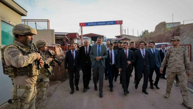 Vali Çelik Çukurca'yı ziyaret etti