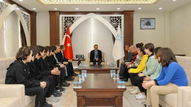 Vali Çelik şampiyonları makamında kabul etti