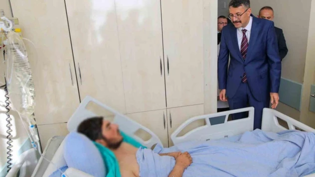 Vali Çelik yaralı askerleri ziyaret etti