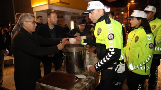 Vali Çelik yılbaşı gecesi çalışan kamu görevlilerini ziyaret etti