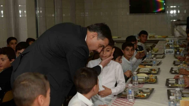 Vali Çiftçi Kur'an Kursu'nda çocuklarla yemek yedi