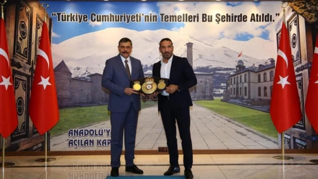 Vali Çiftçi şampiyonu kabul etti