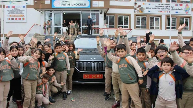 Vali Doruk, öğrencilerin Yerli Malı Haftası davetine TOGG ile gidip yerli ürünler sergisi açtırdı