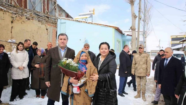 Vali Eldivan eşiyle birlikte Mutlu köyünde vatandaşlarla bir araya geldi