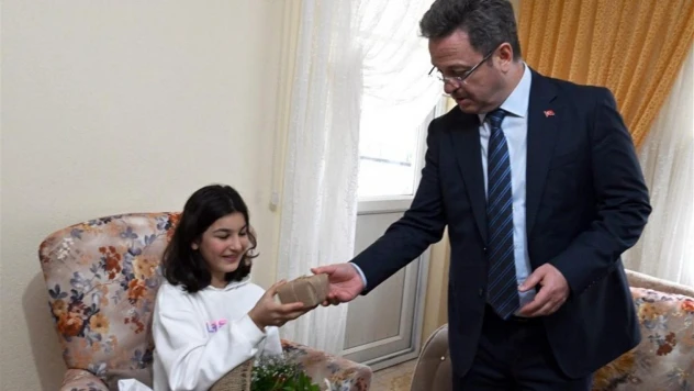 Vali Enver Ünlü ve Eşi Sema Ünlü'den kaza sonucu yaralanan kıza moral ziyareti