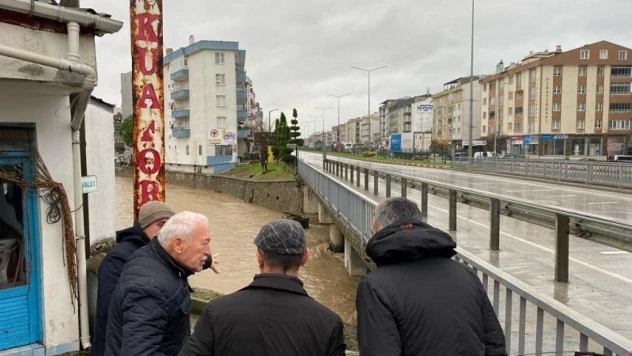 Vali İlhami Aktaş, taşkın olan yerlerde incelemelerde bulundu