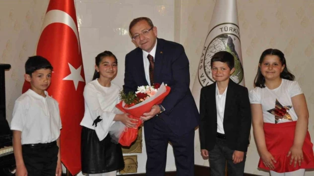 Vali koltuğuna oturdu, okunla park istedi