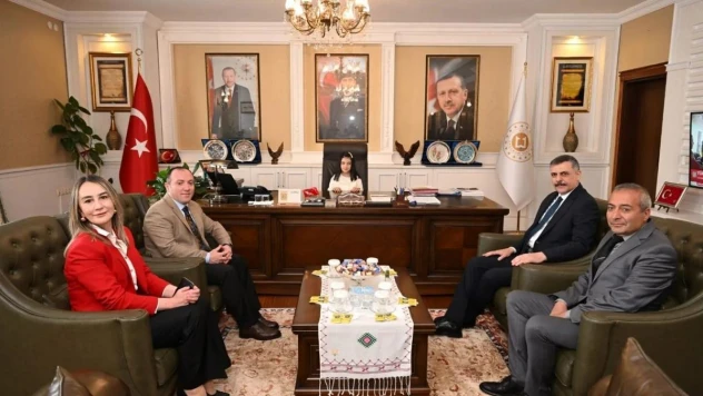 Vali koltuğuna oturdu zekâ ve drama oyunları istedi