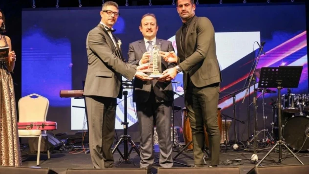 Vali Pehlivan'a 'Yılın bürokratı' ödülü