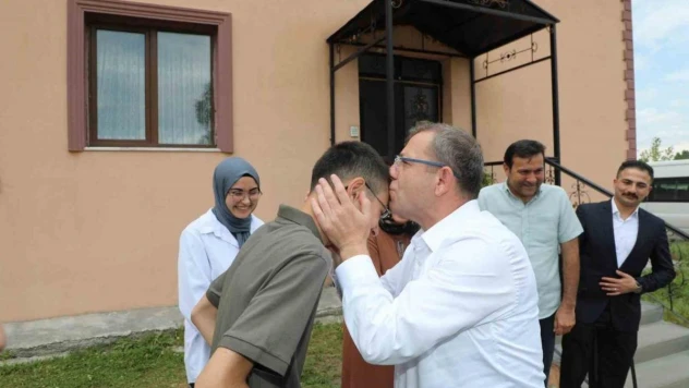 Vali Polat, LGS şampiyonu evinde ziyaret etti