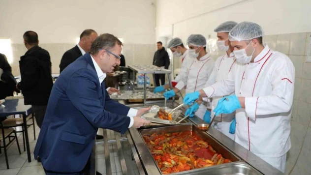 Vali Polat'tan jandarmayla öğle yemeği yedi