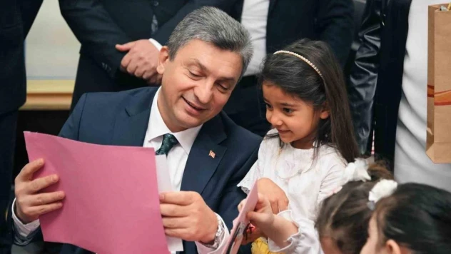 Vali Şahin karne heyecanına ortak oldu