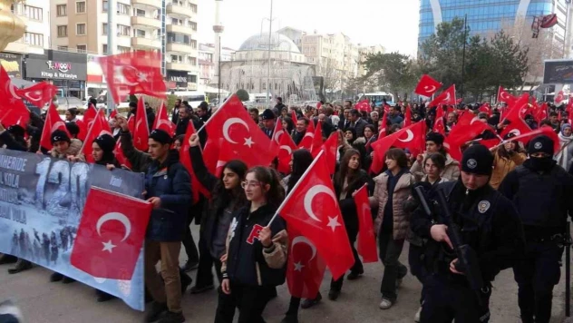 Van'da '120 kahraman çocuk' anısına yürüyüş düzenlendi