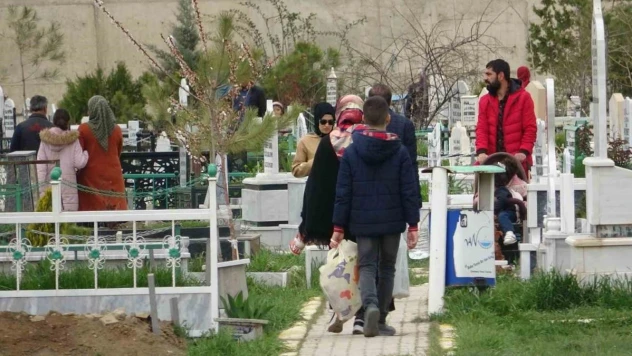 Van'da Arefe günü şehitlik ve mezarlıklar doldu taştı