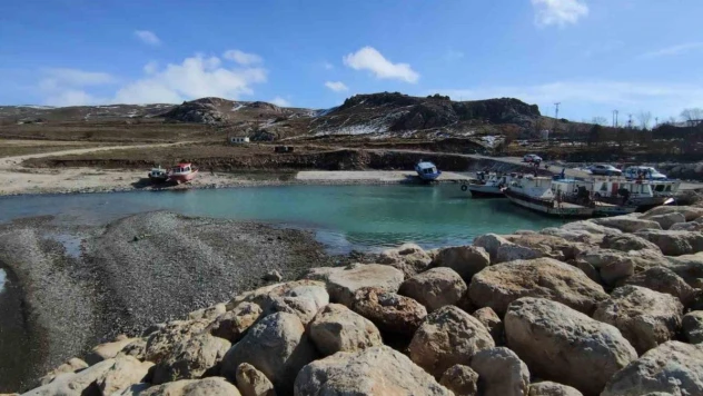 Van'da balıkçı tekneleri limanda mahsur kaldı