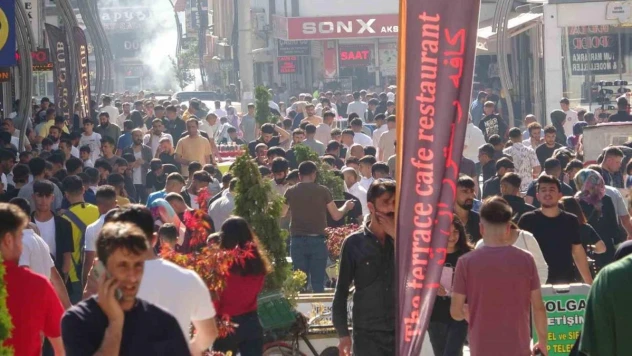 Van'da çarşı pazarda Kurban Bayramı yoğunluğu
