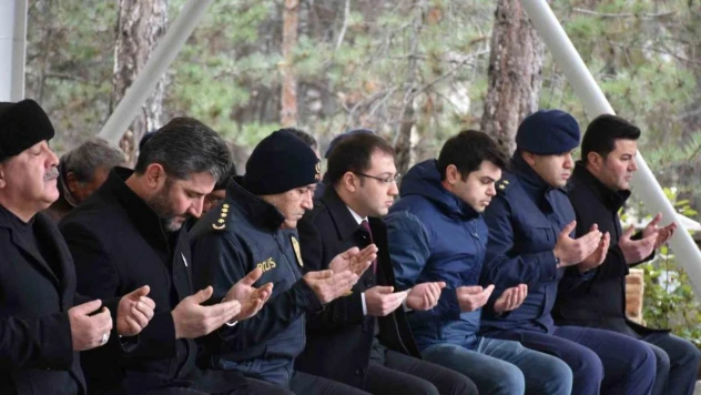 Van'da çığ altında kalan Tosyalı şehit Ufuk Deniz kabri başında anıldı