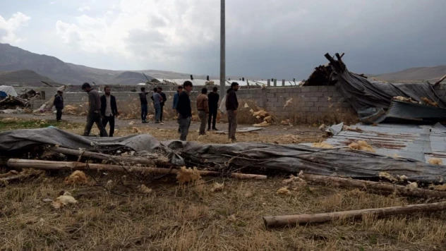 Van'da hortum: Çiftliği yerle bir etti
