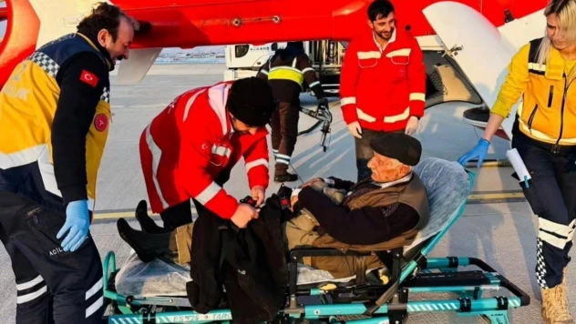 Van'da kalp krizi geçiren yaşlı hasta için helikopter havalandı