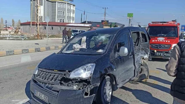 Van'da kamyonetler çarpıştı: 1 yaralı