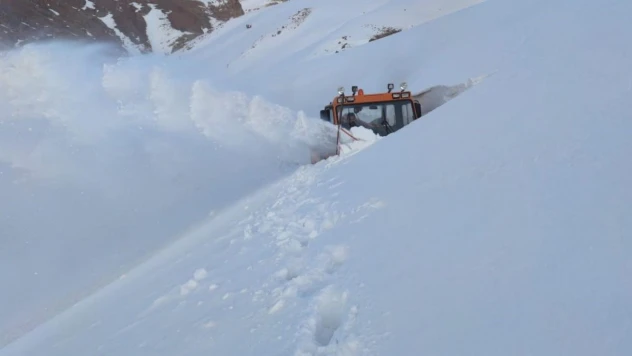 Van'da kar kalınlığı iş makinesinin boyunu aştı