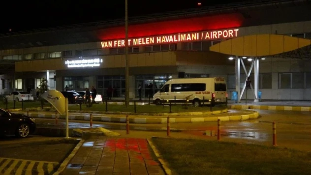 Van'da kuvvetli rüzgar: Uçak seferleri rötar yaptı