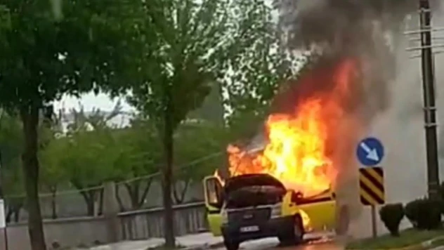 Van'da seyir halindeki minibüs alev alev yandı