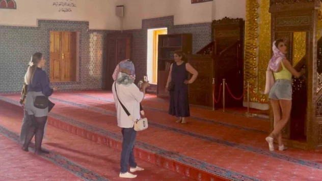 Van'da tarihi camiyi uygunsuz kıyafetlerle ziyaret eden turistlerle ilgili tartışma sürüyor