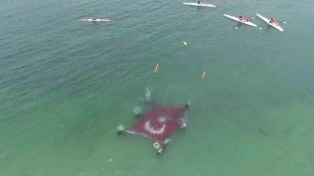 Van Gölü derinliklerinde Zafer Bayramı kutlaması