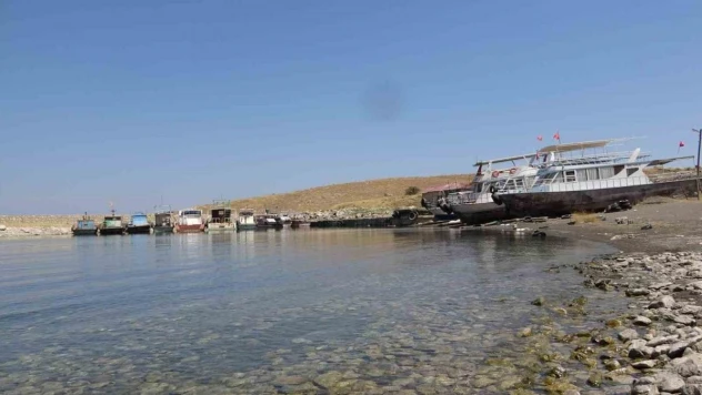 Van Gölü'nde 10 balıkçı barınağının kuraklıktan etkilendiği tespit edildi