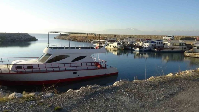 Van Gölü'nde sular çekilince, balıkçı tekneleri limanda mahsur kaldı