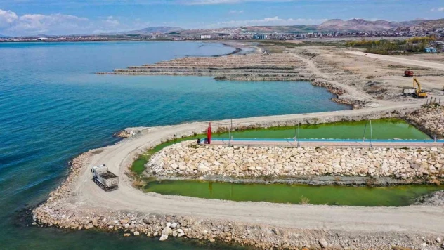 Van Gölü'nden 880 bin metreküp dip çamuru ve balçık çıkarıldı