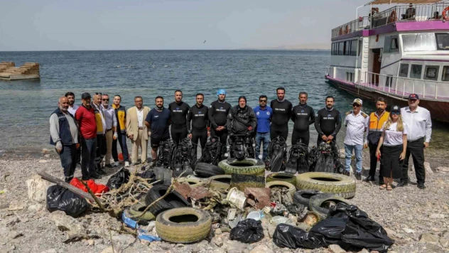 Van Gölü'nün dibinden çıkartılan atıklar pes dedirtti