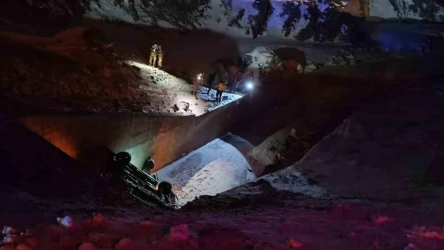 Van-Hakkari karayolunda üç araç şarampole düştü: 5 yaralı