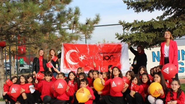 Van TEGV'de Cumhuriyet'in 100. yıllı coşkuyla kutlandı