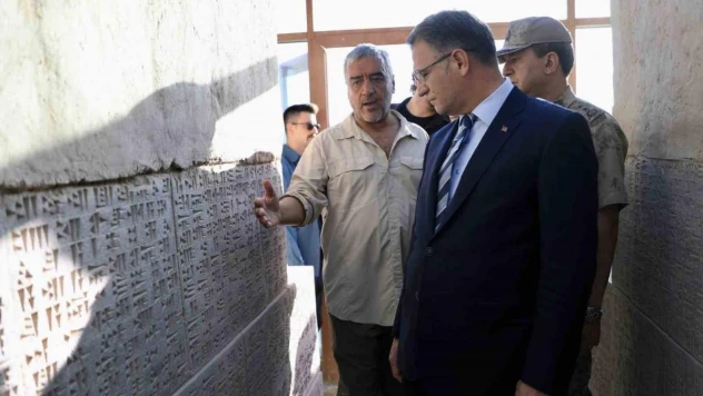 Van Valisi Balcı, Ayanıs Kalesi'ndeki kazıları takip etti