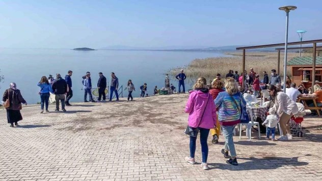 Vatandaşlar Avrupa Leylek Köyü Eskikaraağaç'a akın etti