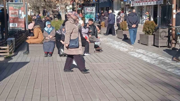 Vatandaşlar kış güneşini görünce dışarı akın etti