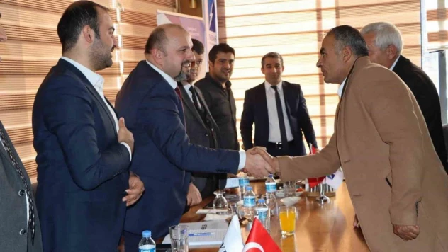 VEDAŞ heyeti Hakkarili muhtarlarla toplantı yaptı