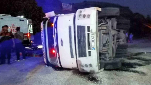 Virajı alamayan kamyon yan yattı: 5 yaralı