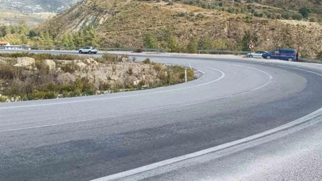 Virajı alamayan otomobil 15 metrelik şarampole uçtu: 4 yaralı