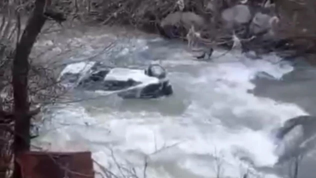 Virajı alamayan otomobil çaya uçtu: 1 ölü, 1 yaralı