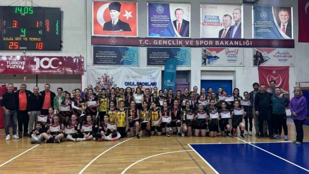Voleybol şampiyonu Bilgi Ortaokulu oldu